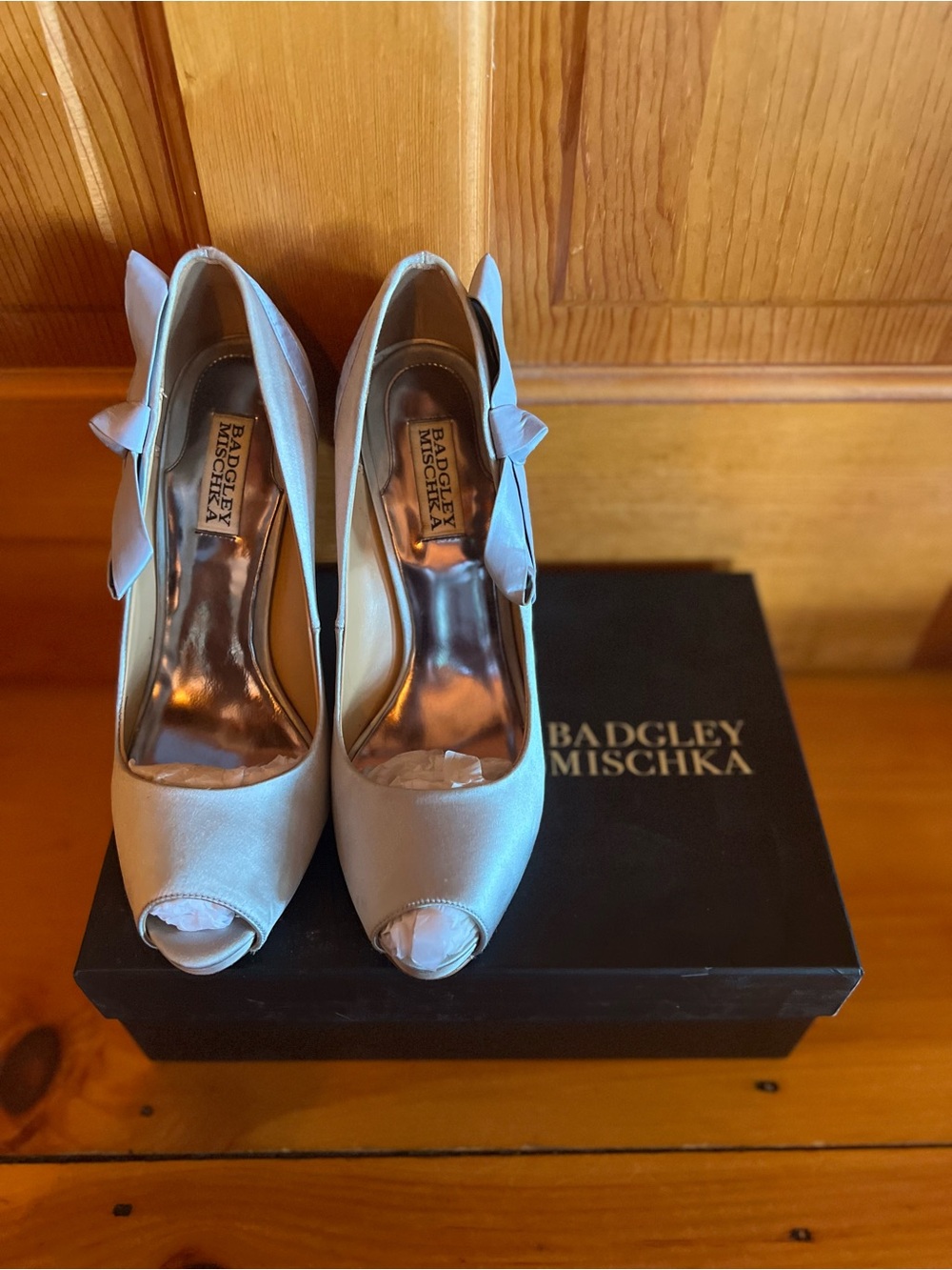 Badgley Mischka Women's Silver Satin Peep-Toe Bow Pumps